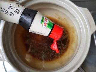 8、牛肉干,另取一砂锅(我比较喜欢用砂锅炖肉),900毫升水加入1小瓶卤水汁。