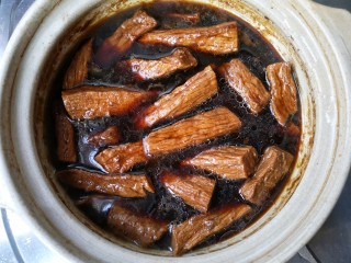 11、牛肉干,焖煮好的牛肉在卤汁里浸泡一夜更好的入味。