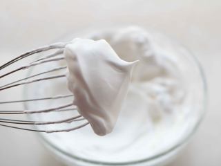 9、枣泥溶豆,打到提起打蛋器有大片的直立尖角时，即硬性发泡的程度，停止打发