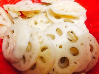 3、香辣什蔬干锅 超级开胃素菜,莲藕洗净削皮切片。