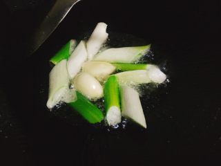 6、香辣什蔬干锅 超级开胃素菜,锅内加适量油，热至7成热，加入大葱和蒜头翻炒爆香。