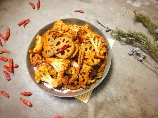 14、香辣什蔬干锅 超级开胃素菜,除了微辣伴着莲藕脆甜、白菜软糯、菜花清甜、腐竹香甜……宵夜都可以煮一份来下酒了！