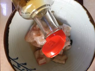 1、蕃茄龙利鱼,将鱼切在小坨，放料酒和盐