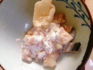 2、蕃茄龙利鱼,拌淀粉，然后放沸水里过一下水掏出（图片没拍）