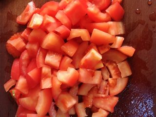 3、蕃茄龙利鱼,蕃去皮切丁