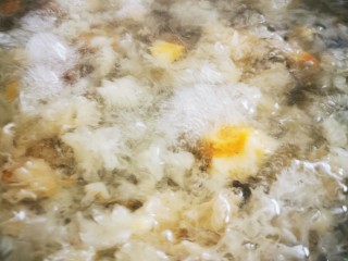 7、银耳羹,丰富的泡沫，已经开始出胶