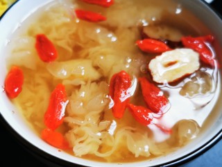 11、银耳羹,今天很热，放冰箱冷藏30分钟，很爽的。