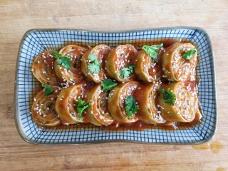 13、糖醋东北肉签子,装饰香菜叶即可。