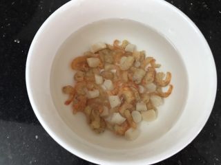 1、上汤娃娃菜,瑶柱，虾米洗干净，提前泡水15分钟