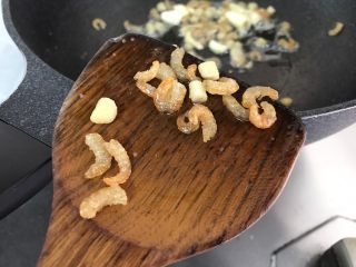 11、上汤娃娃菜,炒至微黄，鲜香浓郁时