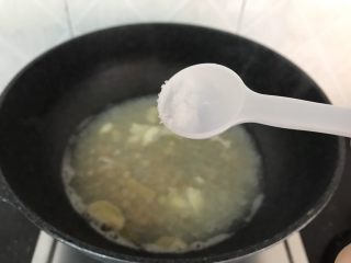 13、上汤娃娃菜,烧开，煮5分钟至汤汁浓白时加入点盐调味