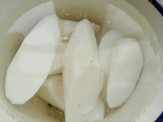 2、西芹炒山药,山药去皮切段跑去水里加几滴白醋