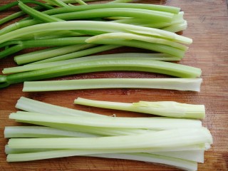 3、西芹炒山药,西芹去叶子洗净把大的西芹对半切