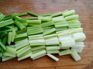 4、西芹炒山药,把西芹切段