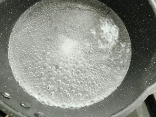 5、西芹炒山药,坐锅烧适量水