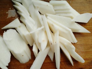 7、西芹炒山药,山药取出切片待用