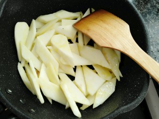 9、西芹炒山药,放入山药煸炒两分钟