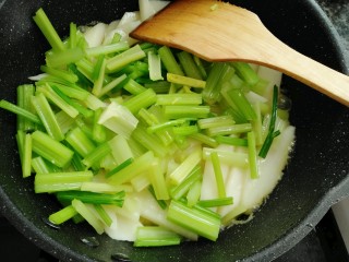 11、西芹炒山药,放入西芹煸炒三十秒