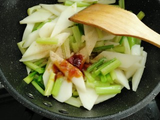 12、西芹炒山药,放入盐，耗油，生抽，胡椒粉