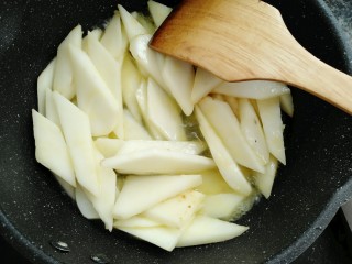 10、西芹炒山药,加入半碗冷水煮两分钟