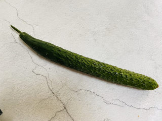 1、酸辣黄瓜条-开胃小菜,准备一根黄瓜
