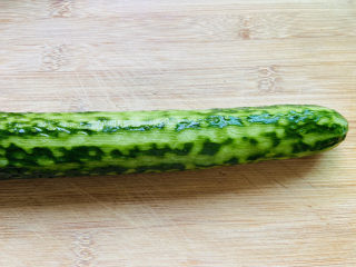 2、酸辣黄瓜条-开胃小菜,清洗干净用削皮刀随意的削去外皮