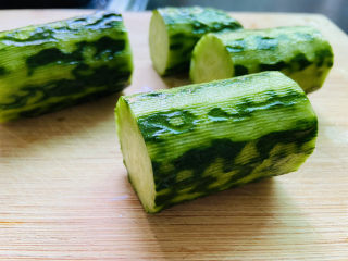 3、酸辣黄瓜条-开胃小菜,切段