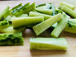 4、酸辣黄瓜条-开胃小菜,再切寸段