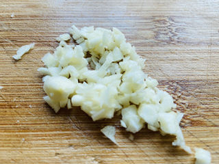 5、酸辣黄瓜条-开胃小菜,蒜头去皮拍碎