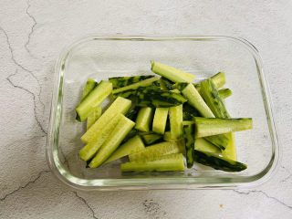 6、酸辣黄瓜条-开胃小菜,黄瓜放入干净的器皿内