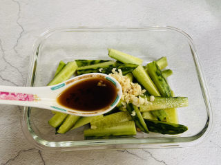 9、酸辣黄瓜条-开胃小菜,两勺生抽