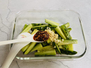 10、酸辣黄瓜条-开胃小菜,一勺辣椒油