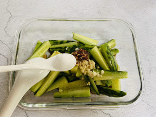 11、酸辣黄瓜条-开胃小菜,一小勺白糖