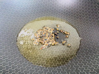 13、酸辣黄瓜条-开胃小菜,放入适量的花椒小火炸香