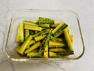 15、酸辣黄瓜条-开胃小菜,搅拌均匀