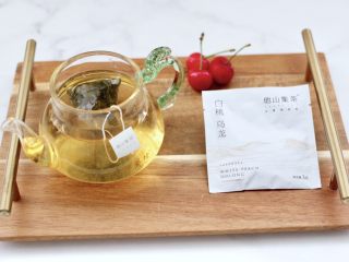 2、乌龙茶香卤鸡蛋,先把他山集茶包放入壶中，倒入适量开水放凉备用。