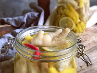 1、柠檬泡椒凤爪,10个鸡爪做了两密封罐。