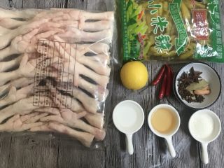 2、柠檬泡椒凤爪,准备好食材