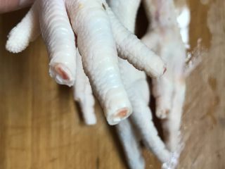 3、柠檬泡椒凤爪,鸡爪去掉指甲