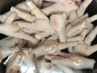 4、柠檬泡椒凤爪,剁成两半,用清水冲洗血水。