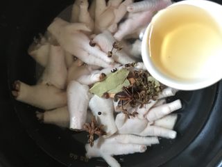 5、柠檬泡椒凤爪,放入锅中,加入所有的大料,一勺料酒。