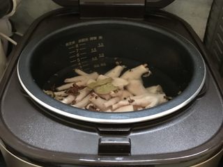 6、柠檬泡椒凤爪,盖上锅盖,开锅十分钟即刻捞出。