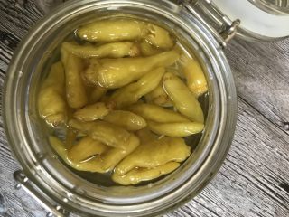 7、柠檬泡椒凤爪,泡椒倒入密封罐中。