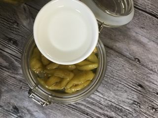 8、柠檬泡椒凤爪,加入一勺醋。