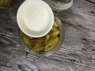 9、柠檬泡椒凤爪,加入一勺白糖。