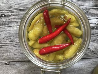 10、柠檬泡椒凤爪,放入几个小米椒。