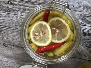 11、柠檬泡椒凤爪,放入两片柠檬片。