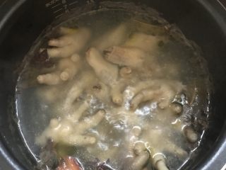 12、柠檬泡椒凤爪,煮好的鸡爪