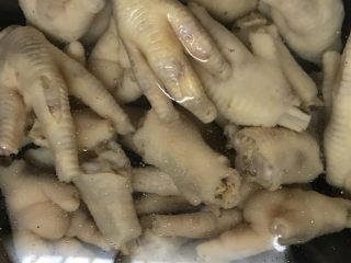 13、柠檬泡椒凤爪,用凉白开水冲洗鸡爪,直到没有油腻。