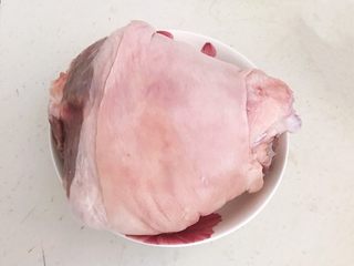 4、红烧肘子,把猪肘清洗干净